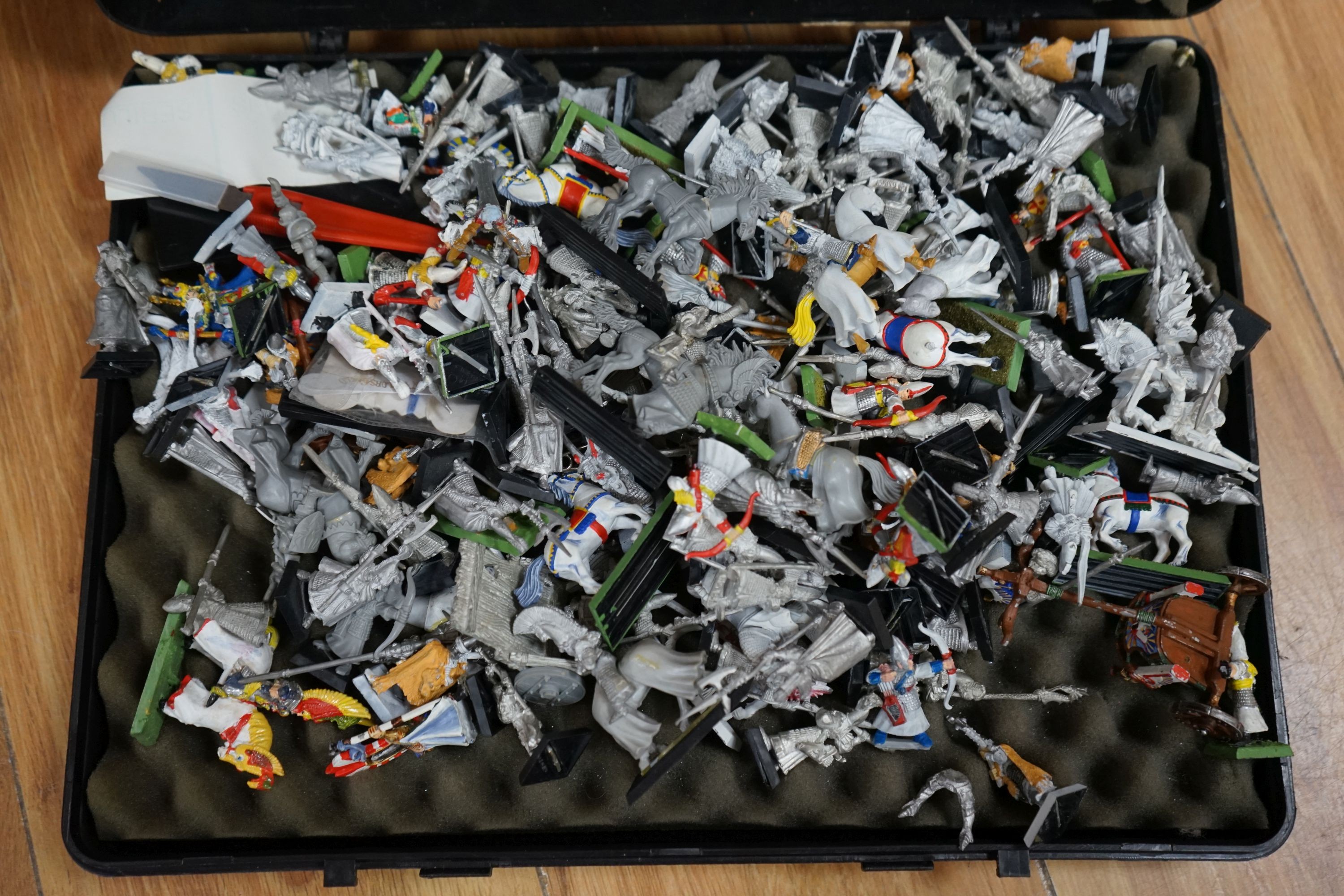 A large quantity of Games Workshop Citadel miniatures, cast metal figures